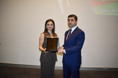 Qax Rayon İcra Hakimiyyətinin təşkilatçılığı ilə rayonda Ulu Öndər Heydər Əliyevin anadan olmasının 103-cü ildönümü qeyd olunub.