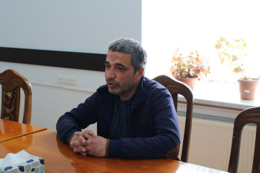 RİH-nin inzibati binasında keçirilən qəbul zamanı rayon rəhbəri müavinlərin, şöbə müdirlərinin, rayonun idarə və xidmət sahələrinin rəhbərlərinin iştirakı ilə vətəndaşları qəbul edib