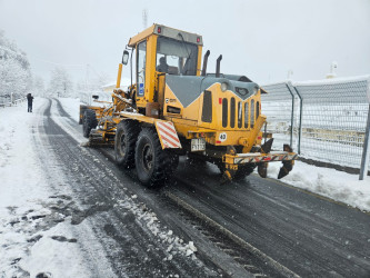 Bölgədə gecə saatlarından başlayaraq yağan qarın təmizlənməsi üçün Qax Rayon İcra Hakimiyyəti tərəfindən operativ tədbirlər həyata keçirilir.