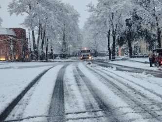 Təmizləmə işləri və buzlaşmaya qarşı tədbirlər şəhərin ayrı-ayrı hissələrində gün ərzində operativ şəkildə davam etdiriləcəkdir