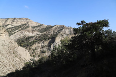 Axar-Baxar Milli Parkı mürəkkəb və əsrarəngiz relyef ilə unikal təbii landşaft müxtəlifliyinə malikdir.