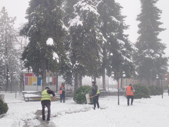 Bölgədə gecə saatlarından başlayaraq yağan qarın təmizlənməsi üçün Qax Rayon İcra Hakimiyyəti tərəfindən operativ tədbirlər həyata keçirilir.