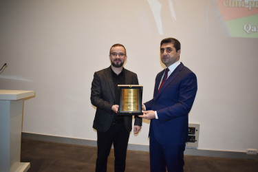 Qax Rayon İcra Hakimiyyətinin təşkilatçılığı ilə rayonda Ulu Öndər Heydər Əliyevin anadan olmasının 103-cü ildönümü qeyd olunub.